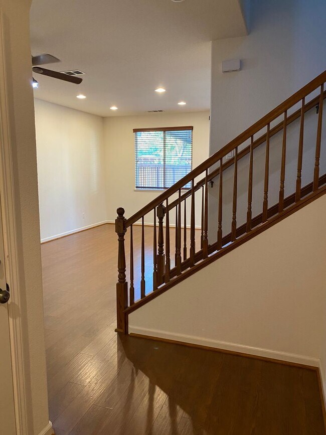 Building Photo - AVAILABLE NOW! Beautiful 3 Bedroom 2 Bath ...