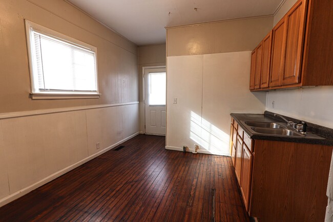 Building Photo - Charming  2 Bedroom House For Rent ***Not ...