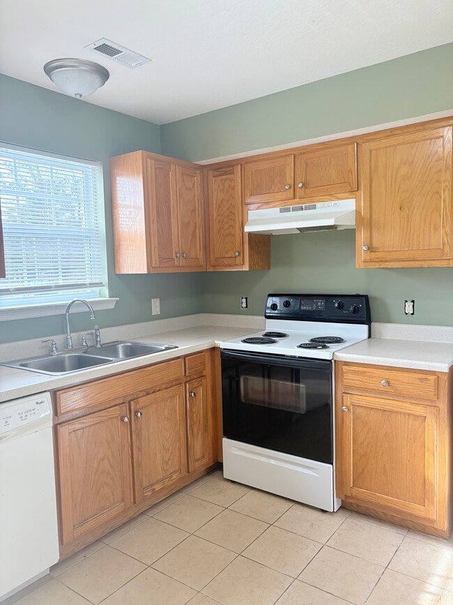 Building Photo - 2708 Lantern Walk SE