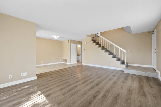 Building Photo - 1101 Golden Springs Dr