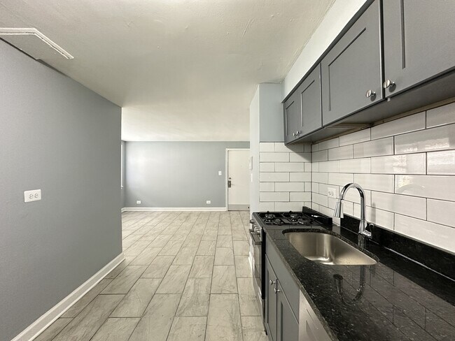 Building Photo - 6725 N California Ave