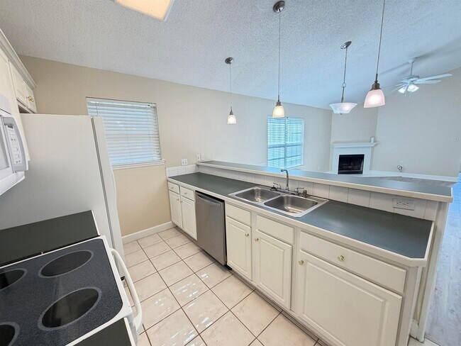 Building Photo - 2116 Heathrow Dr