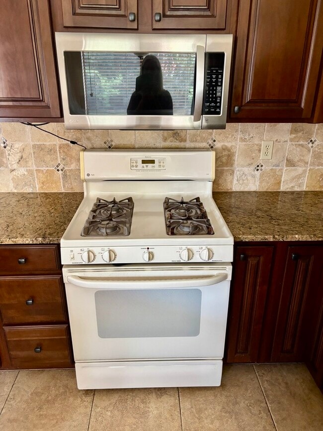 Foto del edificio - Beautiful 3-Bedroom, 2-Story Home – Great ...