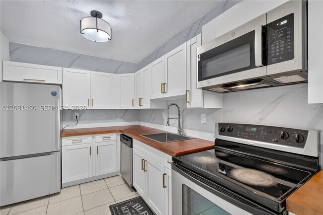 Building Photo - 14013 SW 90th Ave