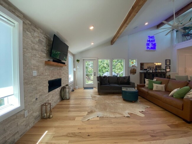 Building Photo - Enjoy Modern Living In Contemporary Three ...