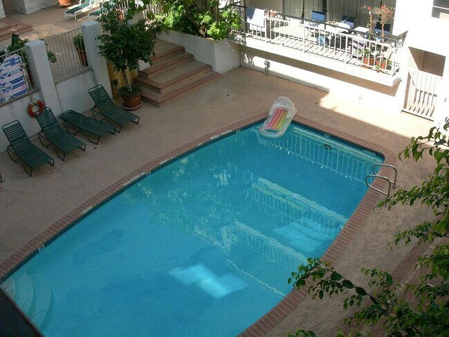 Foto del edificio - 7270 Hillside Ave