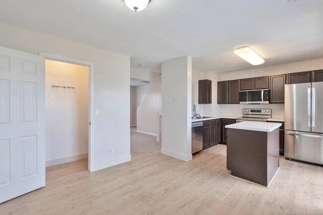 Building Photo - Stunning 3 Bed - 2 Bath Pet-Friendly Roy T...
