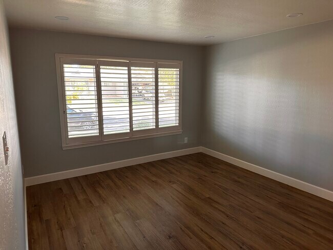 Building Photo - 129 Waterglen Cir