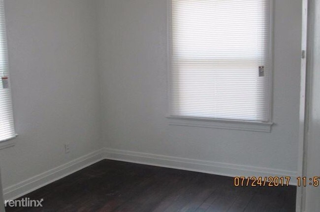 Building Photo - 3 br, 1 bath House - 531 W 49th St