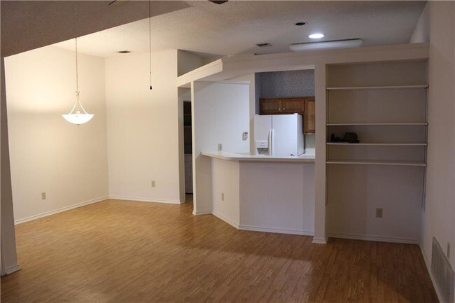 Foto del edificio - 2109 Peakwood Dr