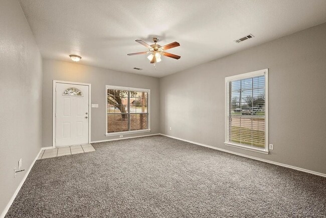 Foto del edificio - Light-Filled 3-Bedroom Home with Updated K...