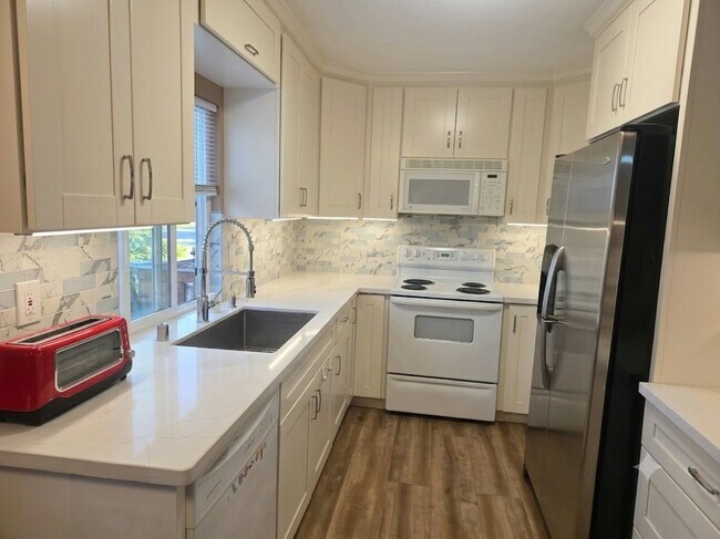 Building Photo - 5398 Studebaker Cir