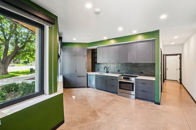 Building Photo - Urban 1-bedroom/ 1-bath Corner Unit in Cit...