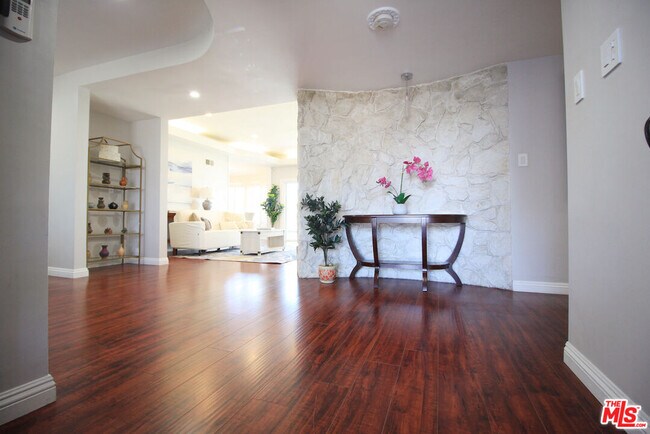 Foto del edificio - 6605 S Sherbourne Dr
