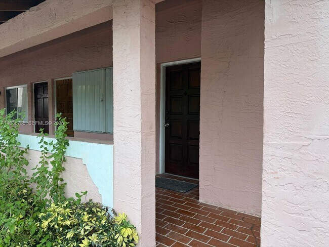 Foto del edificio - 8039 Lake Dr