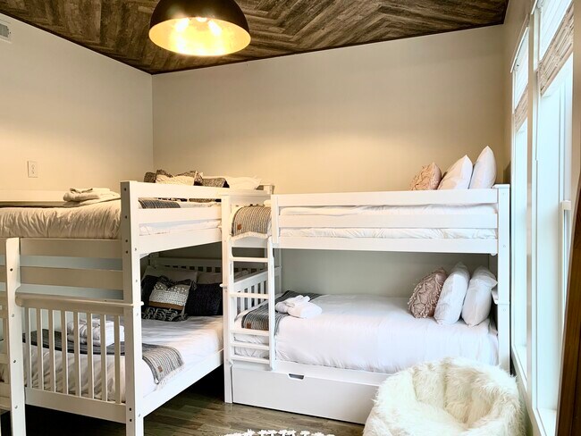 Foto del edificio - 1027 E Trinity Ln