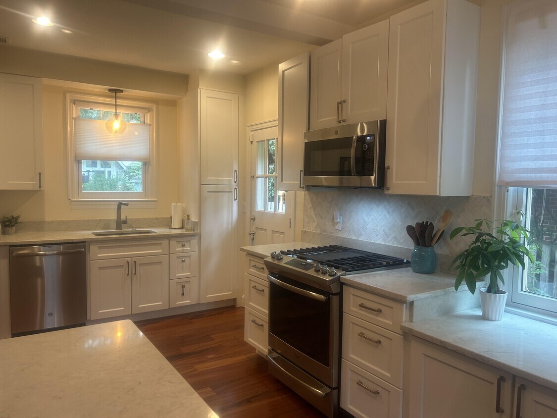 Building Photo - 4825 Butterworth Pl NW