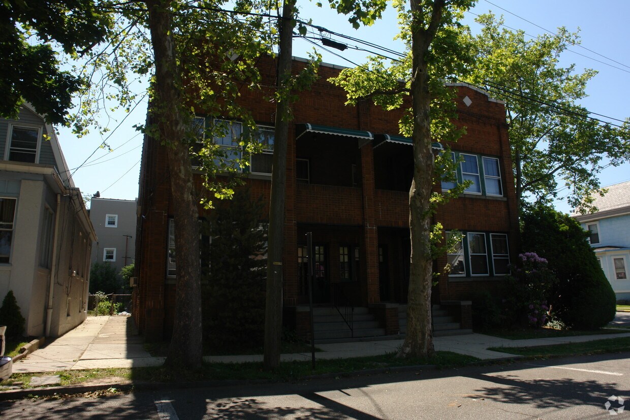 Primary Photo - 556-558 Groom St
