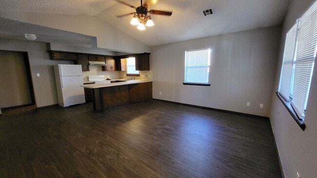 Building Photo - Easy Access ~ 3 bedroom 1 bathroom