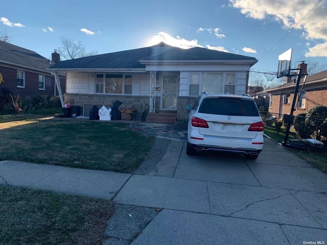 Foto principal - 56-03 E Hampton Blvd