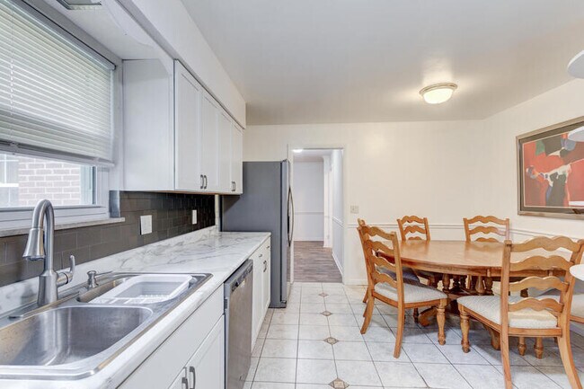 Building Photo - 5210 Thornleigh Dr