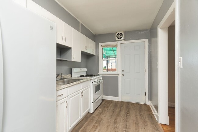 Photo - 1637 Lochwood Road House