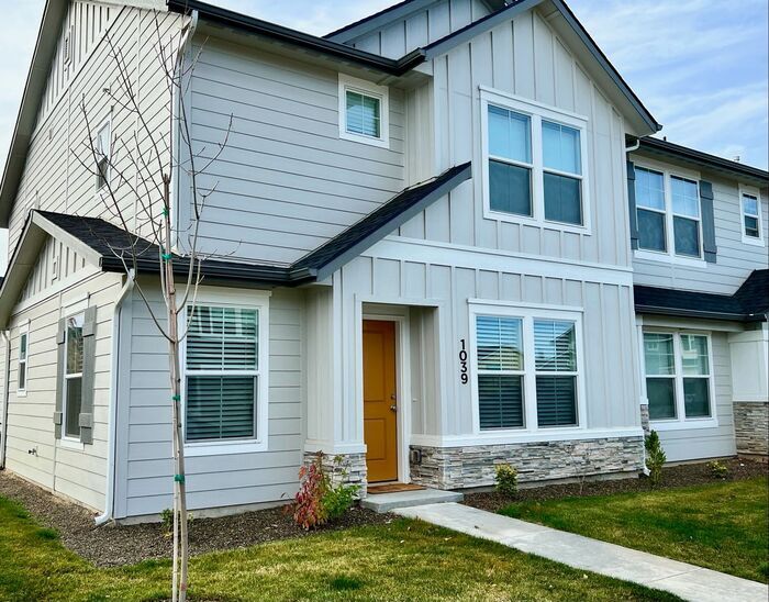Primary Photo - Townhomes at Jericho