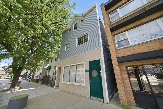 Building Photo - 4541 N Western Ave