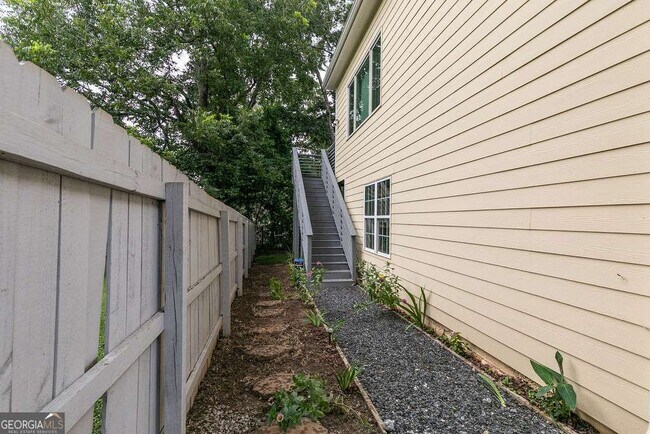 Building Photo - 1084 Sanders Ave SE