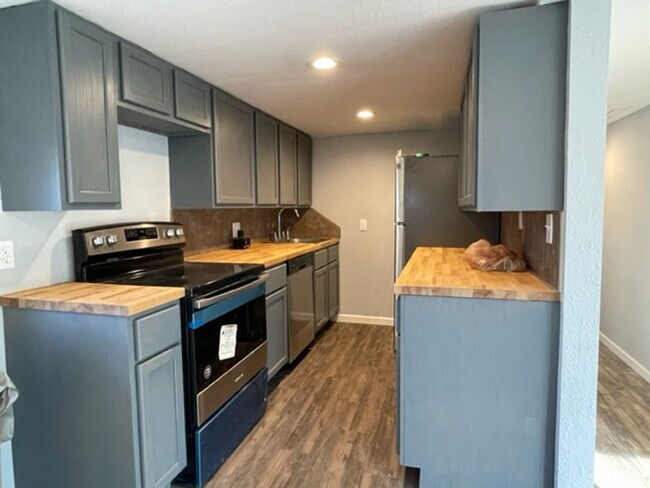 Building Photo - Great Location / Updated Home!