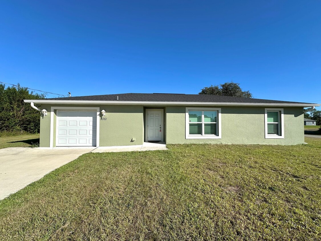 Primary Photo - 3 Bed, 2 Bath Home with Spacious Backyard ...