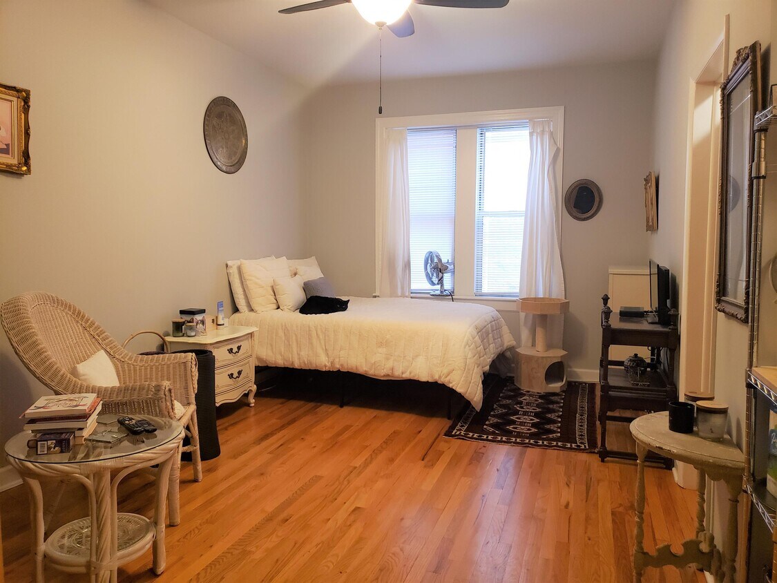 Primary Photo - 4228 N Kenmore Ave