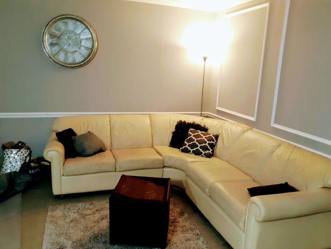 Fully Furnished living room - 552 Wimbledon Ct