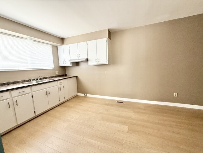 Building Photo - 86 Blythewood Crescent