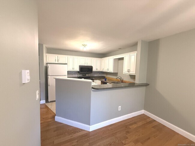 Building Photo - 8 Rose Ln
