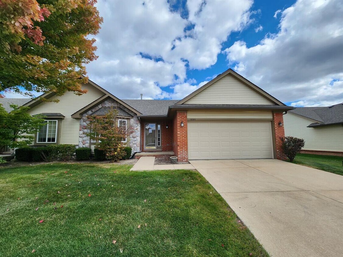 Foto principal - 1880 N Kenwyck Dr