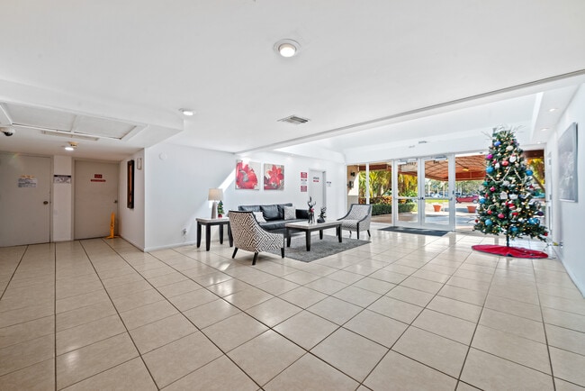 Building Photo - 140 Lakeview Dr