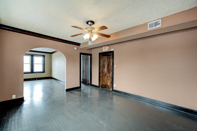 Building Photo - 1514 W 87th St