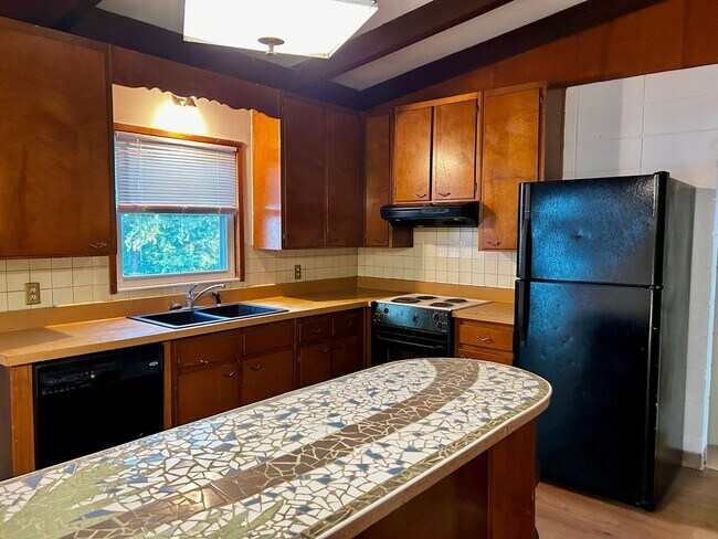 Foto del edificio - 4 Bedroom Home Featuring Vaulted Ceilings