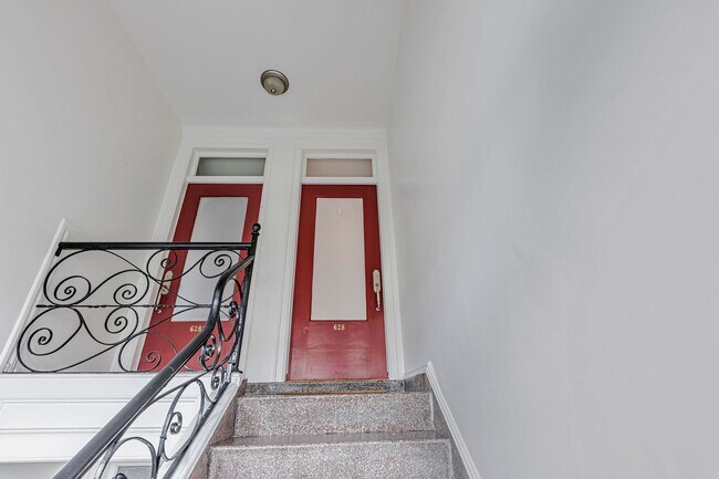 Foto del edificio - Stylish Top-Floor Two Bedroom and One and ...