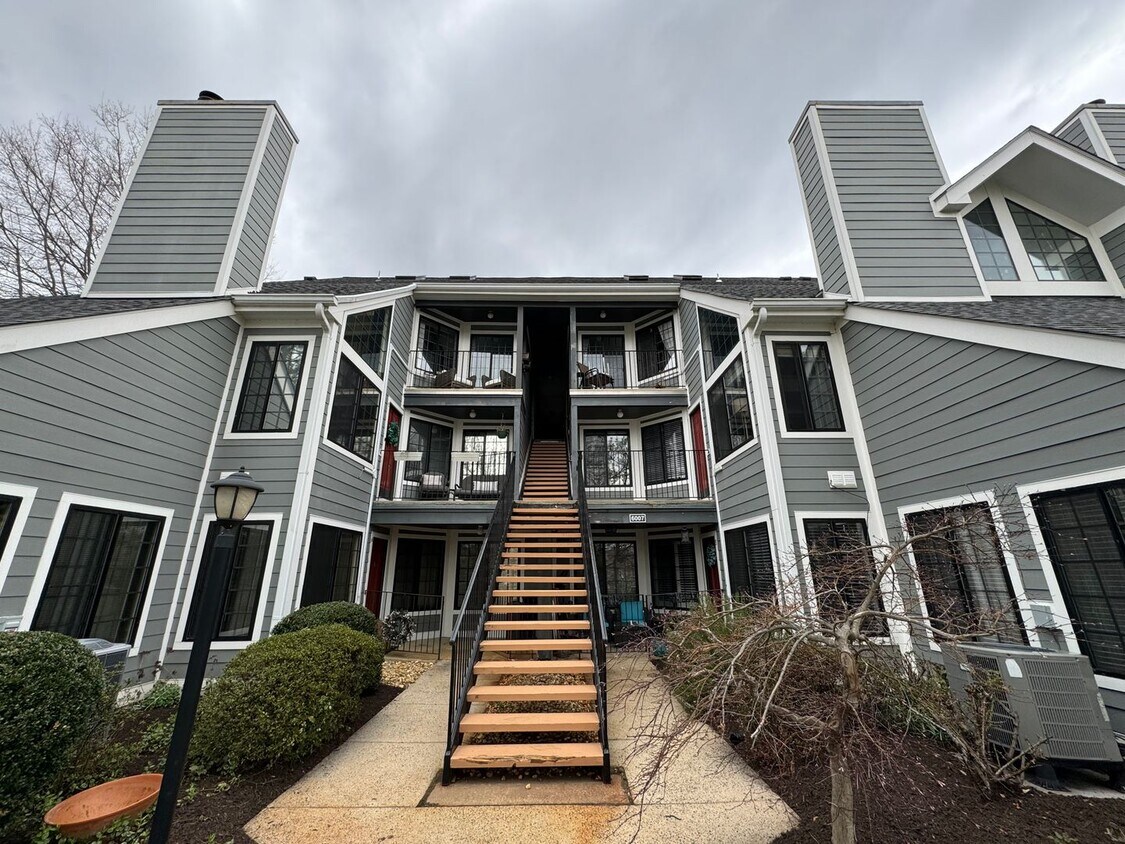 Foto principal - Sophisticated 2 Bed 2 Bath Condo with Loft...