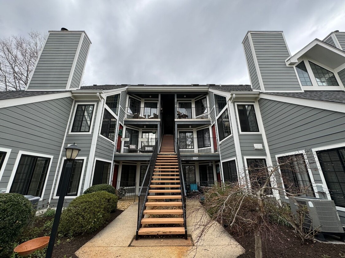 Primary Photo - Sophisticated 2 Bed 2 Bath Condo with Loft...