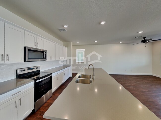 Foto del edificio - 556 Topiary Pk Ave