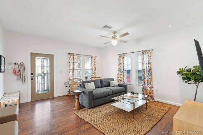 Building Photo - 708 NE 26th St