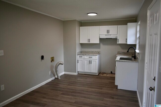 Building Photo - 3720 Howard Ave SW