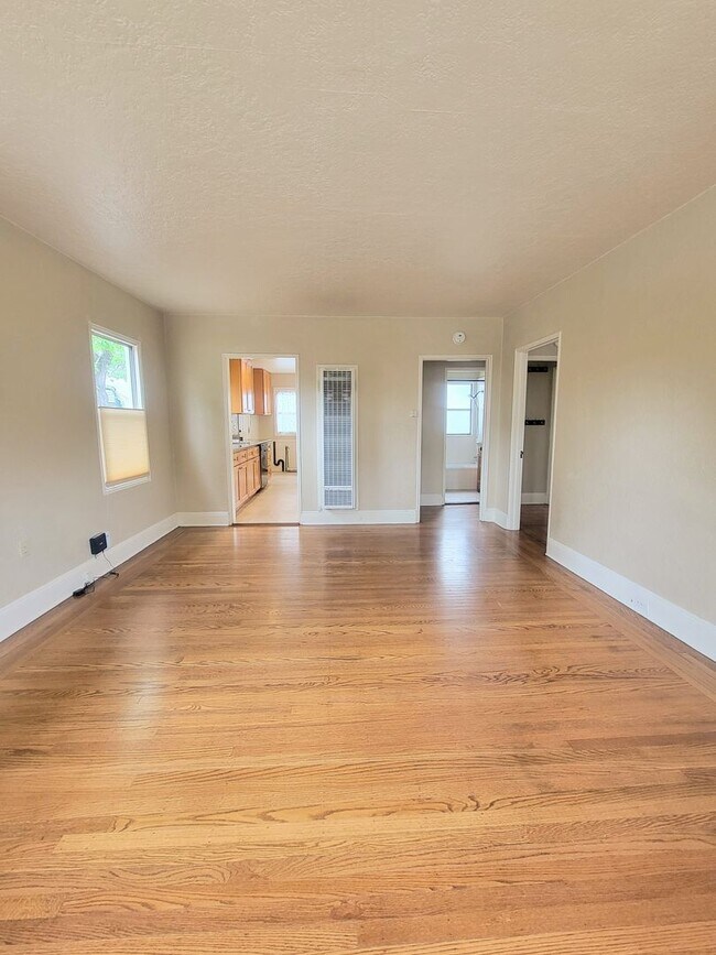 Building Photo - Charming 2 bedroom with vintage appeal