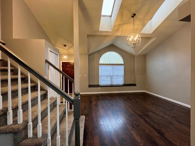 Foto del edificio - Beautifully Updated Split-Level Home with ...