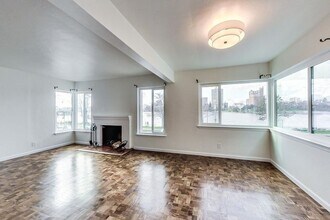 Building Photo - 2208 Lakeshore Ave