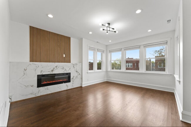 Building Photo - 5304 W Cornelia Ave