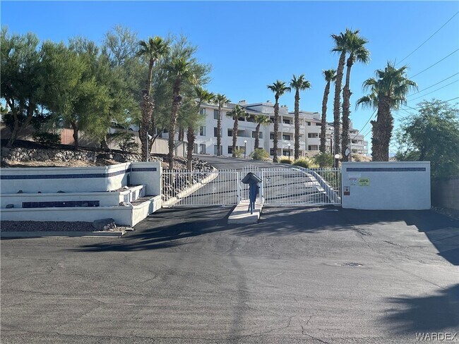 Foto del edificio - 2022 Merrill Ln